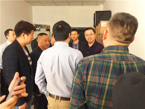 重庆商委领导，万州商务局刘小泉局长一行为百年伴神厨香坊线上交易平台指导工作！