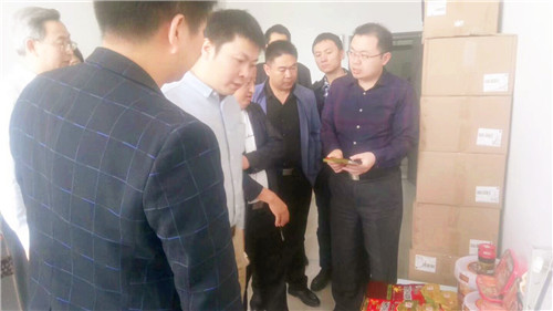 重庆商委领导，万州商务局刘小泉局长一行为百年伴神厨香坊线上交易平台指导工作！