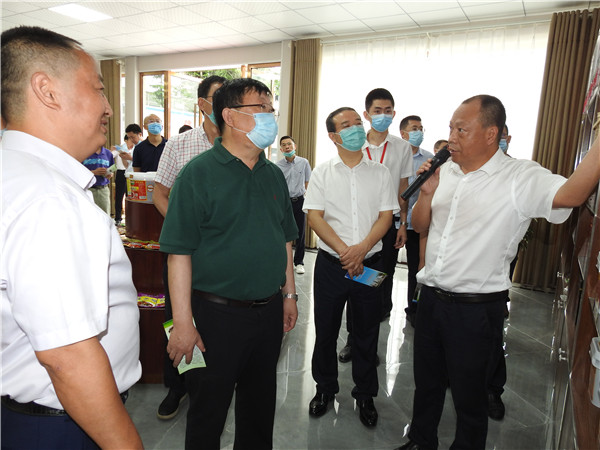 万州区城市双亮活动，重庆市市委常委，万州区区委书记莫恭明及万州区四大家领导，万州区各部分负责人参观并了解万州 区伴神酿造有限公司