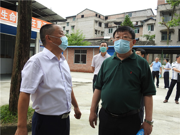 万州区城市双亮活动，重庆市市委常委，万州区区委书记莫恭明及万州区四大家领导，万州区各部分负责人参观并了解万州 区伴神酿造有限公司