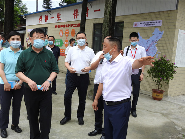 万州区城市双亮活动，重庆市市委常委，万州区区委书记莫恭明及万州区四大家领导，万州区各部分负责人参观并了解万州 区伴神酿造有限公司