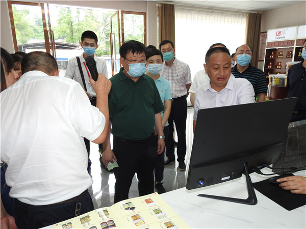 万州区城市双亮活动，重庆市市委常委，万州区区委书记莫恭明及万州区四大家领导，万州区各部分负责人参观并了解万州 区伴神酿造有限公司
