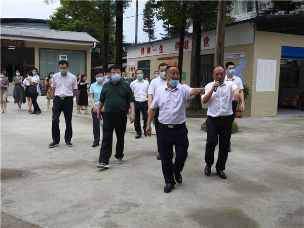 万州区城市双亮活动，重庆市市委常委，万州区区委书记莫恭明及万州区四大家领导，万州区各部分负责人参观并了解万州 区伴神酿造有限公司