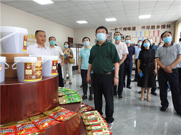 万州区城市双亮活动，重庆市市委常委，万州区区委书记莫恭明及万州区四大家领导，万州区各部分负责人参观并了解万州 区伴神酿造有限公司
