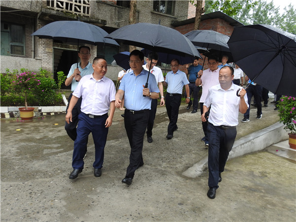 万州区城市双亮活动，重庆市市委常委，万州区区委书记莫恭明及万州区四大家领导，万州区各部分负责人参观并了解万州 区伴神酿造有限公司