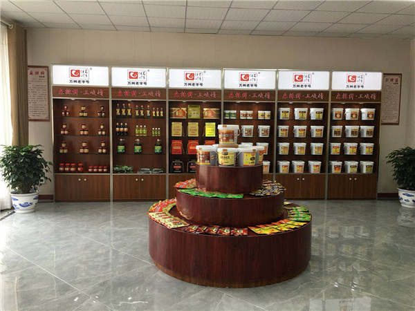 万州区城市双亮活动，重庆市市委常委，万州区区委书记莫恭明及万州区四大家领导，万州区各部分负责人参观并了解万州 区伴神酿造有限公司