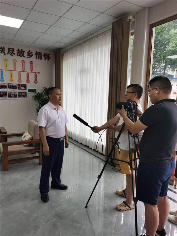万州区城市双亮活动，重庆市市委常委，万州区区委书记莫恭明及万州区四大家领导，万州区各部分负责人参观并了解万州 区伴神酿造有限公司