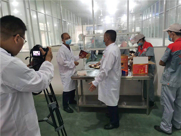万州区城市双亮活动，重庆市市委常委，万州区区委书记莫恭明及万州区四大家领导，万州区各部分负责人参观并了解万州 区伴神酿造有限公司