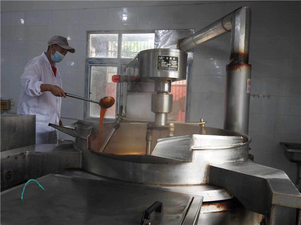 万州区城市双亮活动，重庆市市委常委，万州区区委书记莫恭明及万州区四大家领导，万州区各部分负责人参观并了解万州 区伴神酿造有限公司