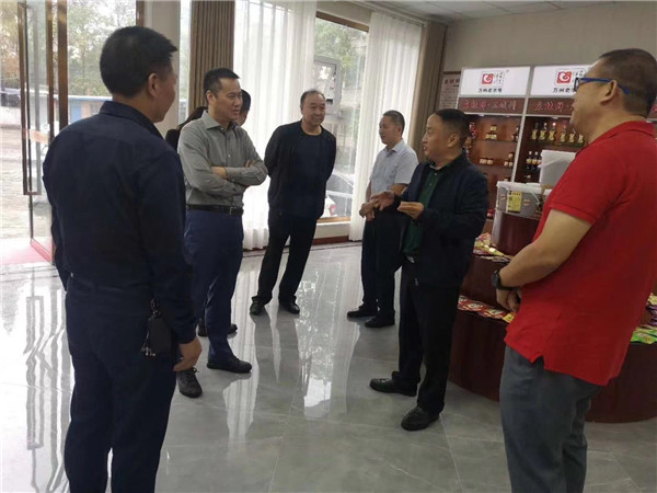 重庆市食品安全全过程联动监管改革督察组（重庆市市场监管局徐军副局长、食品生产处杨陶处长一行）来我司检查指导工作。并感谢徐局长为“百年伴神”品牌未来的发展提岀的指导性、建设性的建议！