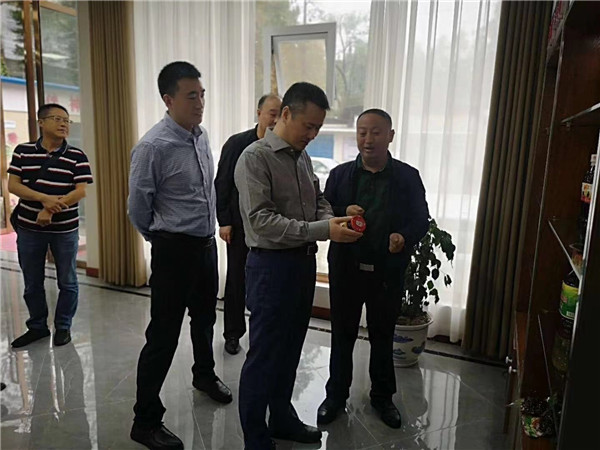 重庆市食品安全全过程联动监管改革督察组（重庆市市场监管局徐军副局长、食品生产处杨陶处长一行）来我司检查指导工作。并感谢徐局长为“百年伴神”品牌未来的发展提岀的指导性、建设性的建议！