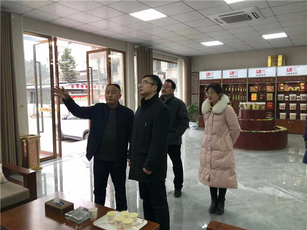 重庆市万州区委常委，副区长徐洪、天城镇党委书记程绍祥一行调研伴神酿造并提出宝贵指导建议！加强研发团队，做好川菜调料，做强“百年伴神”！