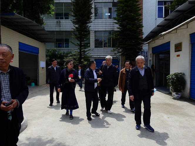 2021年4月28日，万州区老干局退休领导（原万州区区长张元铸、副区长谢邦秀、欧阳祖辉、绕才邦等）参观伴神酿造有限公司，并对伴神酿造近几年的发展给予充分肯定，期望伴神酿造更好的发展壮大，为万州区的农副产品的产业发展提供收购平台，并解决更多的就业岗位。