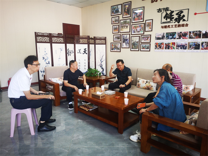 万州区伴神酿造有限公司定向联系领导--万州区天城街道办主任牟维刚一行调研伴神酿造。为企业送服务，送政策！政府在帮扶，企业在行动！