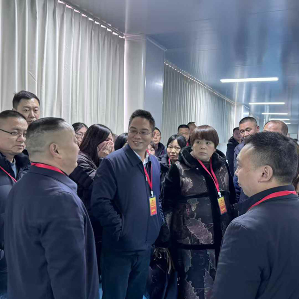 万州区天城街道党工委陈书记，街道大人廖主席及天城街道全体议事代表一行调研伴神酿造