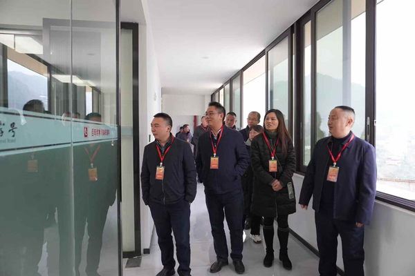 万州区天城街道党工委陈书记，街道大人廖主席及天城街道全体议事代表一行调研伴神酿造