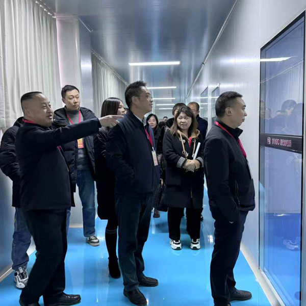 万州区天城街道党工委陈书记，街道大人廖主席及天城街道全体议事代表一行调研伴神酿造